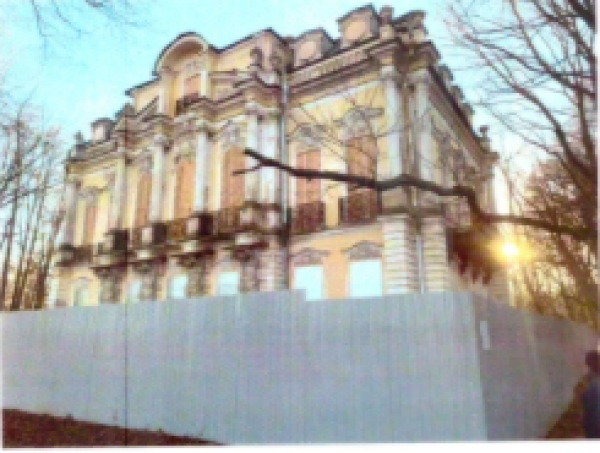 Жители Петродворцового района просят Александра Рассудова помочь с решением вопроса о реставрации дворца «Лейхтенбергских» и дворцового-паркового ансамбля «Собственная дача»