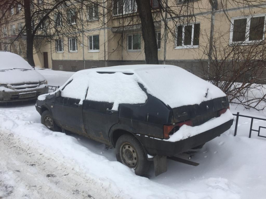 Петербуржцы пожаловались на проблемы с уборкой «машин-подснежников» во дворах