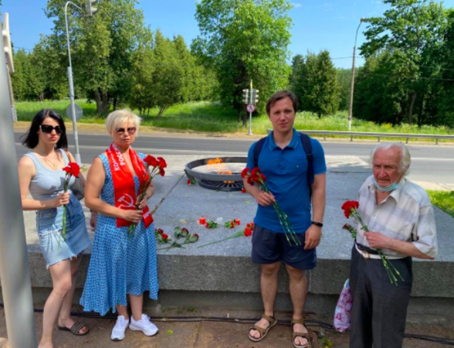 Коммунисты Петергофа и Стрельны почтили память павших советских воинов в годы Великой Отечественной войны