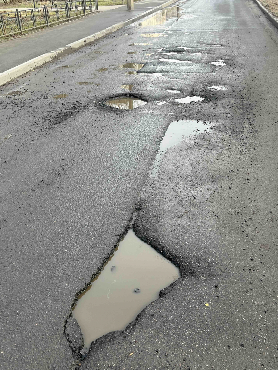 Жители Стрельны пожаловались на катастрофическое состояние дорог после зимы