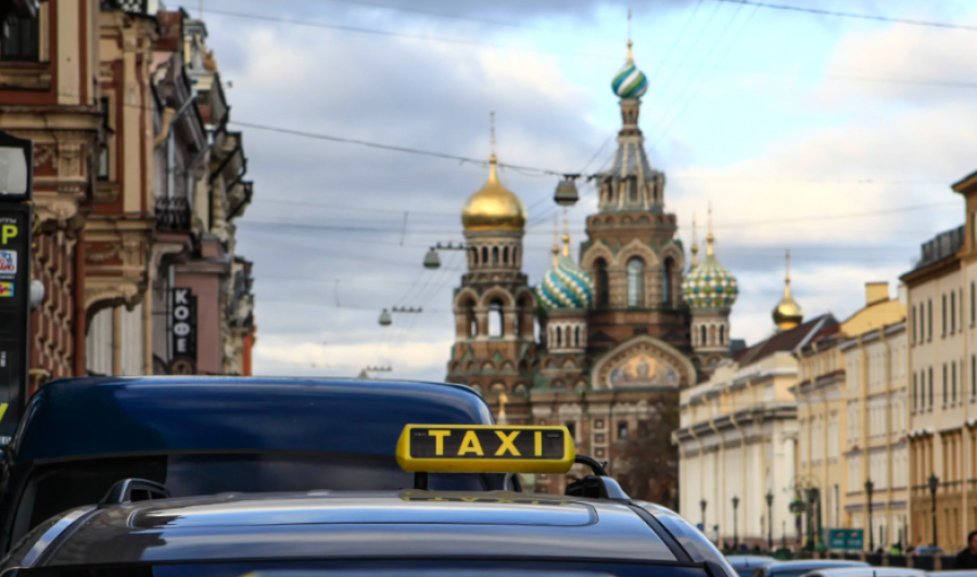 Городское такси будут штрафовать за за несоблюдение установленной петербургским законом цветовой гаммы
