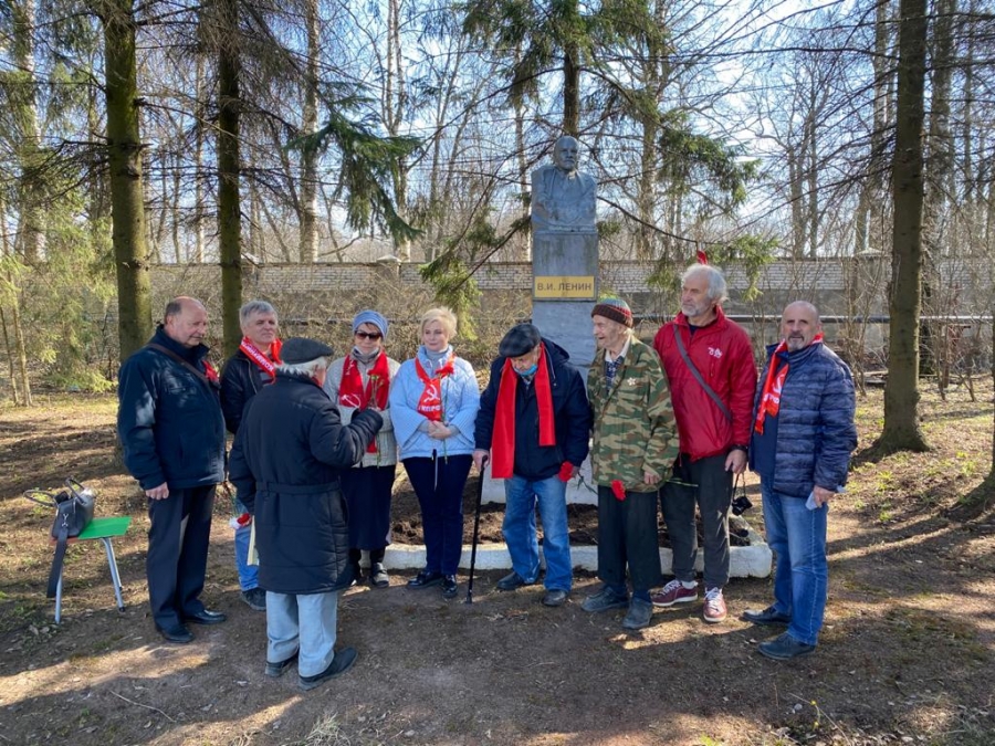 Коммунисты Петергофа и Стрельны возложили цветы к подножью памятников Владимира Ильича Ленина