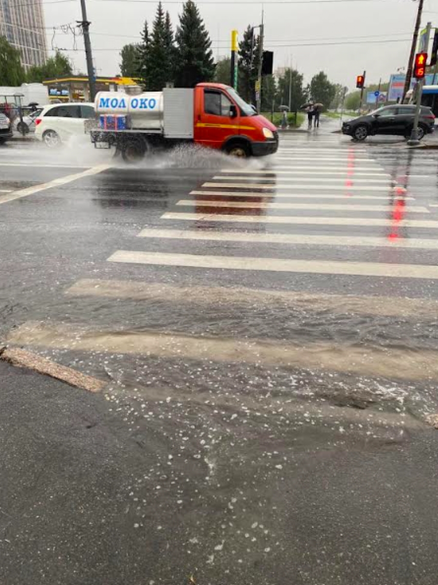 Жители Московского района пожаловались депутату от фракции КПРФ Александру Рассудову на неэффективность ливневой канализации