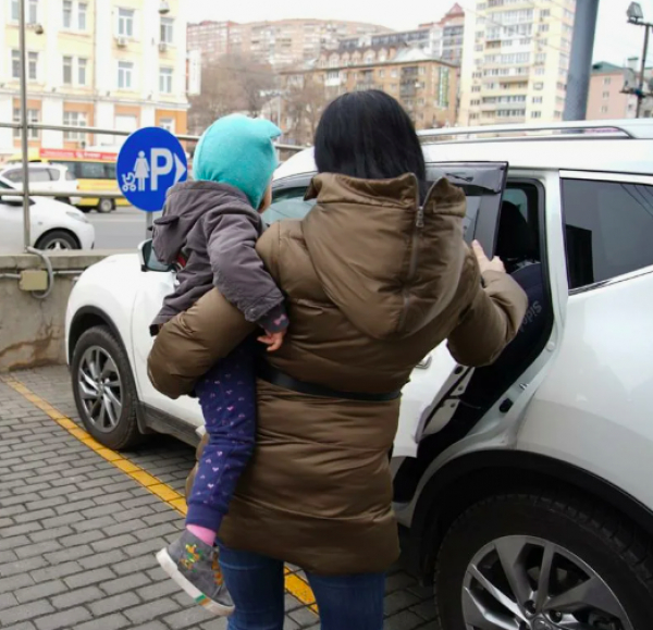 Многодетные семьи в Петербурге получат льготу на аренду паркинга
