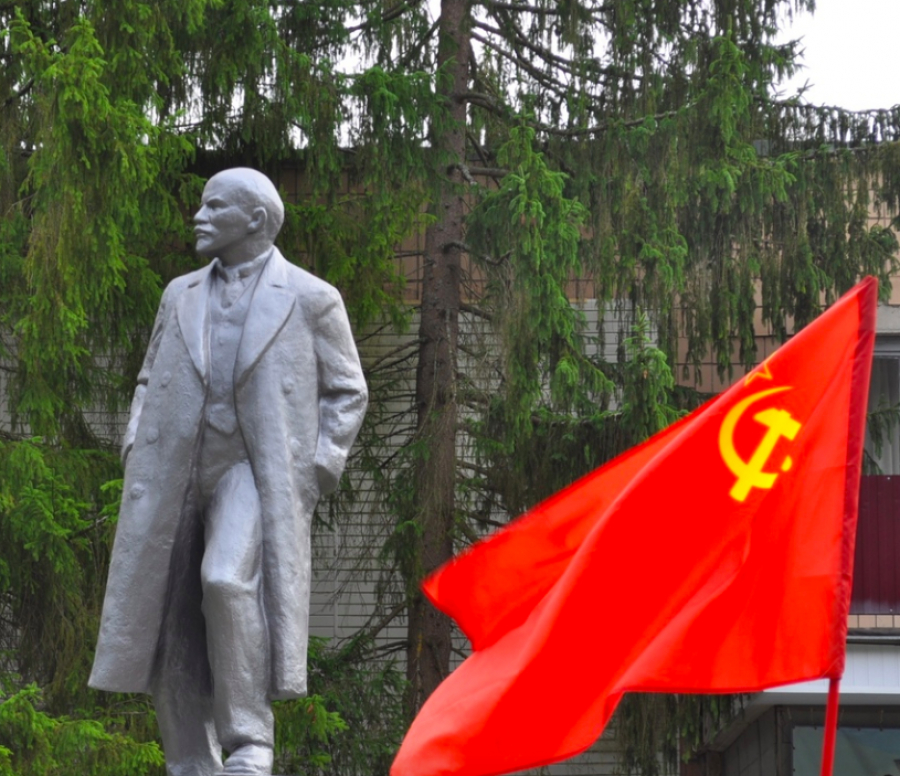 Памятник Владимиру Ильичу Ленину открылся после реставрации в Красносельском районе