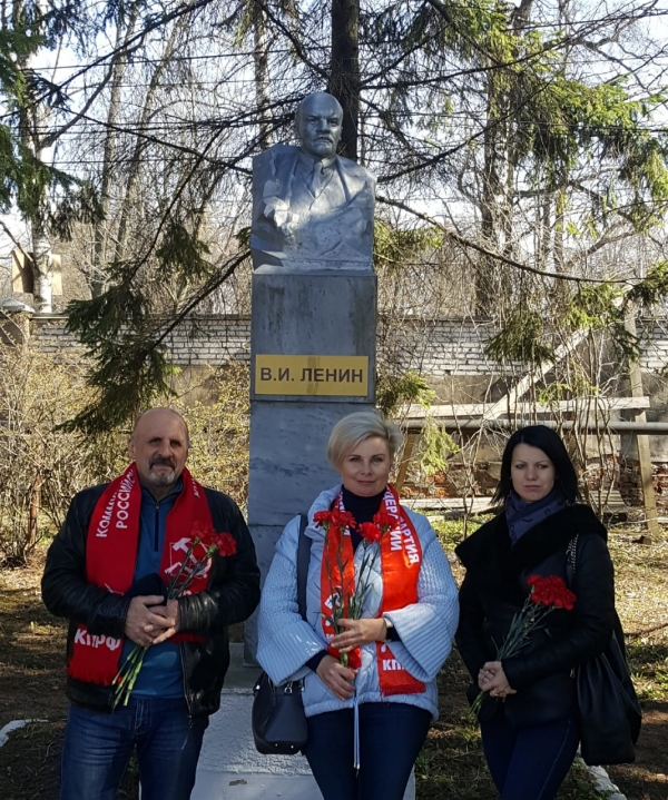 Коммунисты  возложили цветы к памятнику В.И.Ленина в Стрельне
